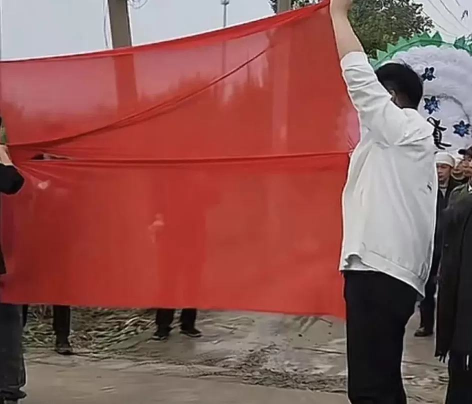 河南焦作红白事路口相逢拉起红布让婚车先行,白事主家回应-第1张图片- 河南焦作红白事路口相逢拉起红布让婚车先行,白事主家回应-第1张图片-