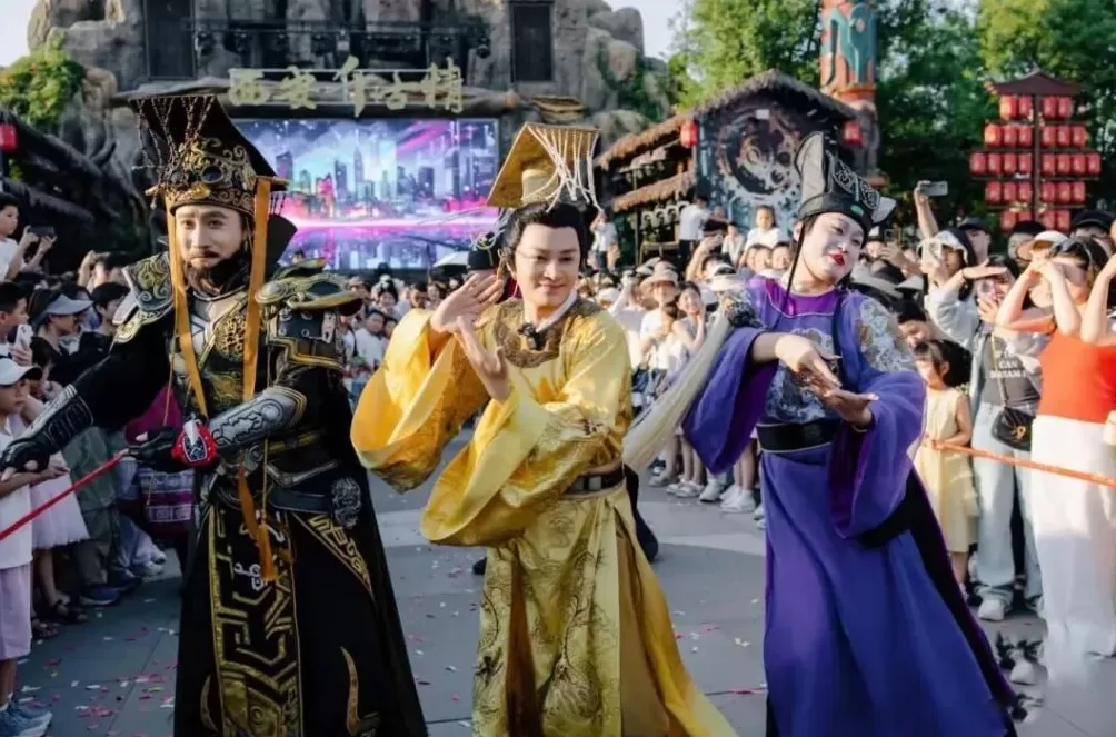 缺钱的明星，挤满景区-第1张图片-