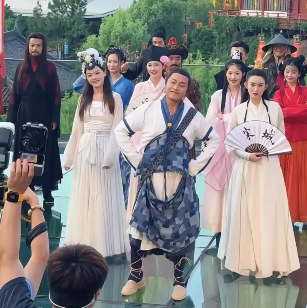 缺钱的明星，挤满景区-第4张图片-