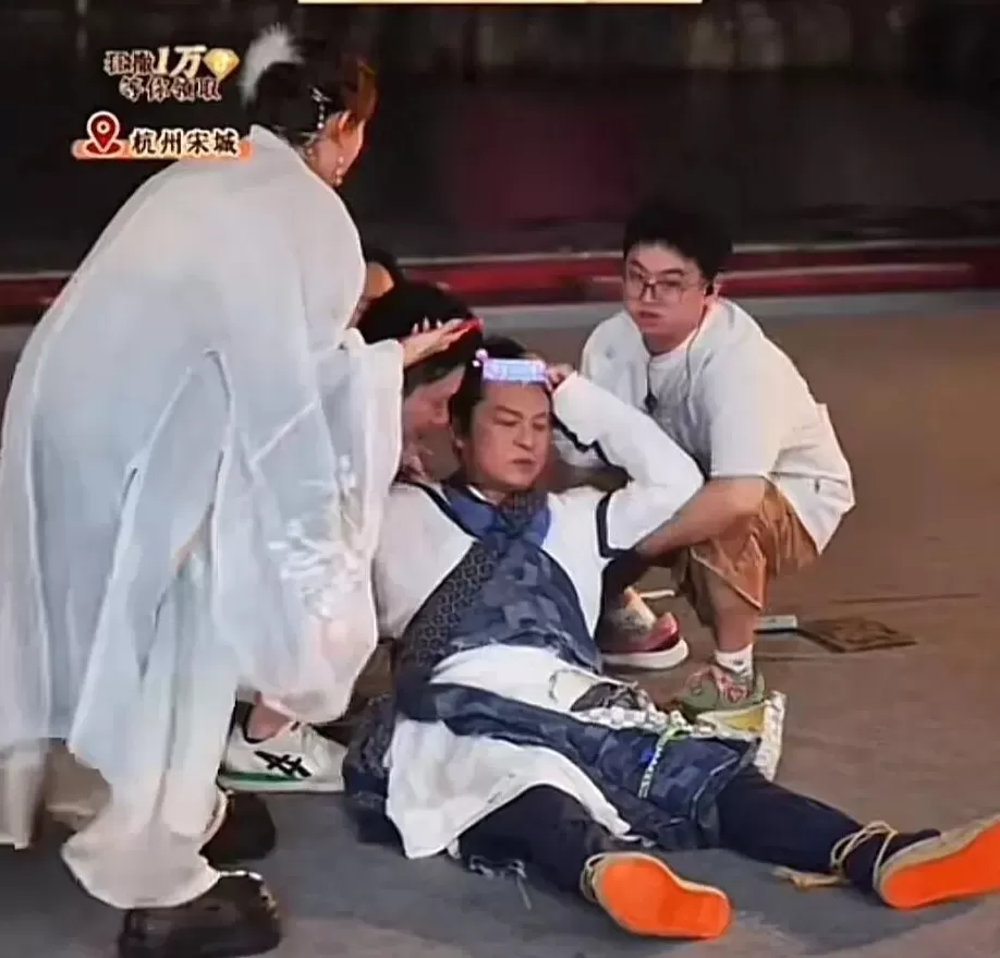 缺钱的明星，挤满景区-第5张图片-