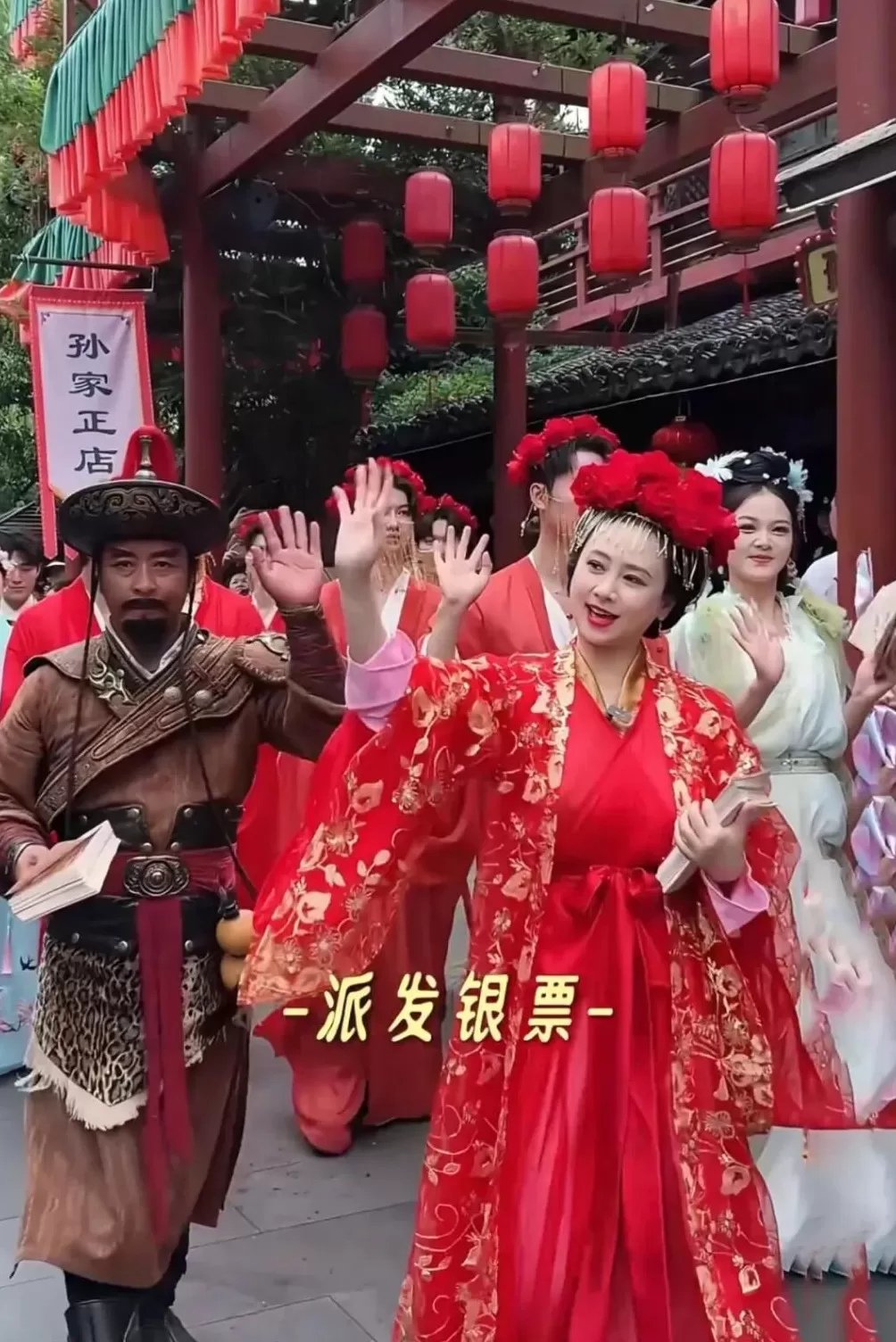 缺钱的明星，挤满景区-第7张图片-