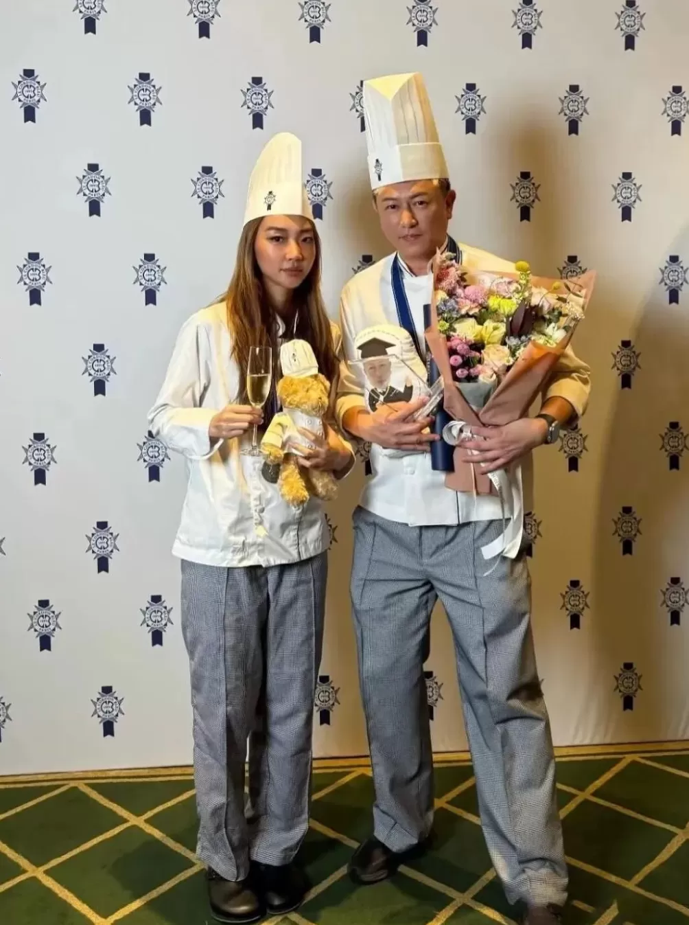 缺钱的明星，挤满景区-第30张图片-