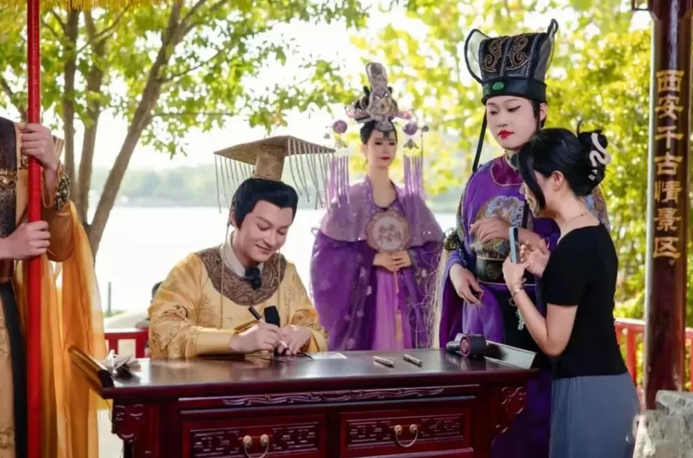 缺钱的明星，挤满景区-第32张图片-