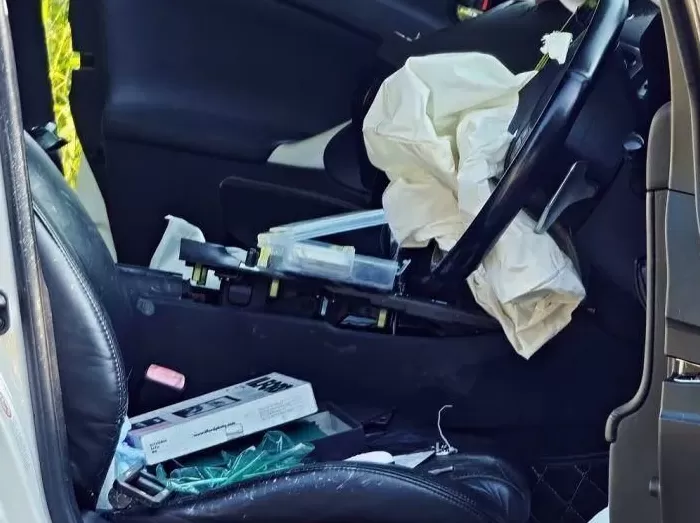 香港一毒贩戴手铐逃跑，警方全力追捕中！此前因“毒品快餐车”撞毁被捕-第4张图片-