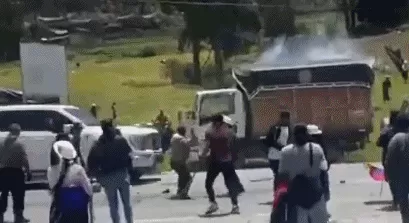 厄瓜多尔总统专车遇袭受损，警方已逮捕5人-第1张图片-