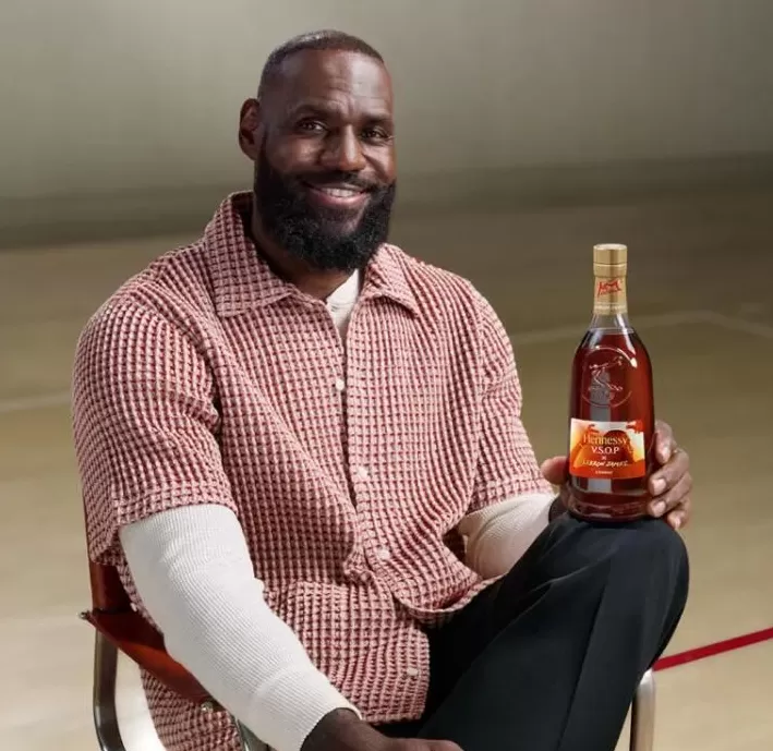 与退役无关！詹姆斯官宣决定2引争议打广告戏耍全世界被骂惨了-第2张图片-