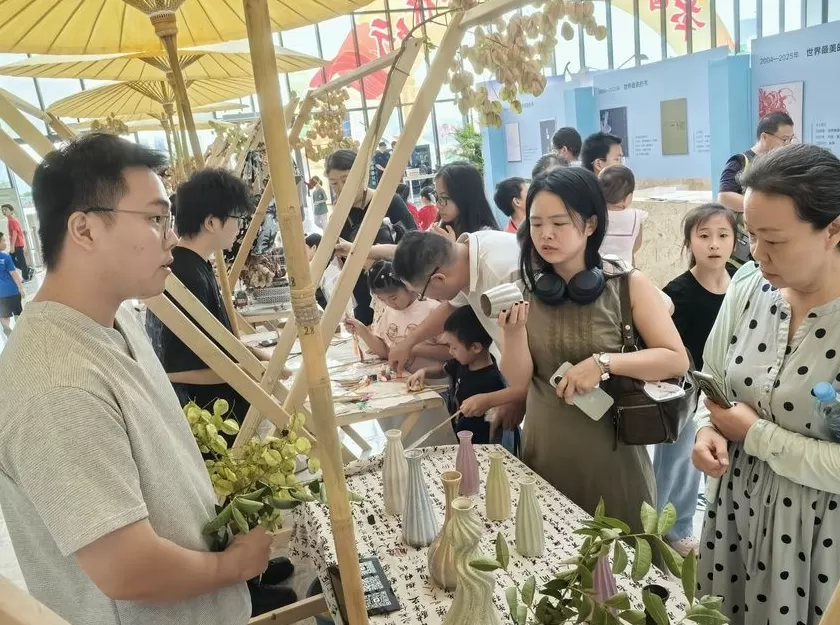 江西省图书馆：国庆 “游园” 成新宠，书香里解锁过节新方式-第2张图片-