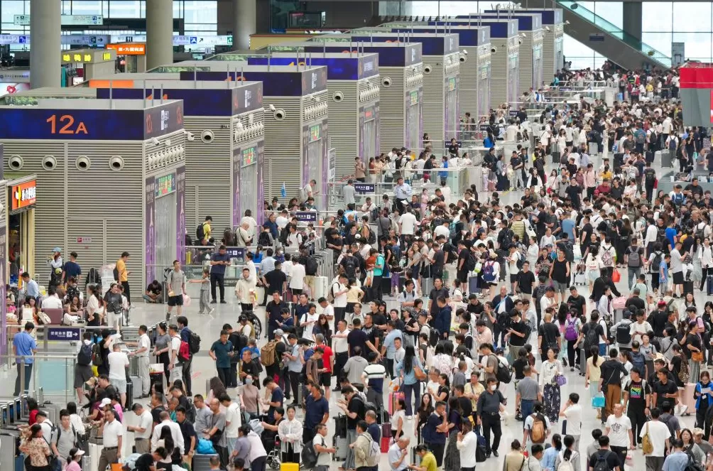 郑州铁路局今日迎来返程客流高峰，预计发送旅客超100万人-第1张图片-