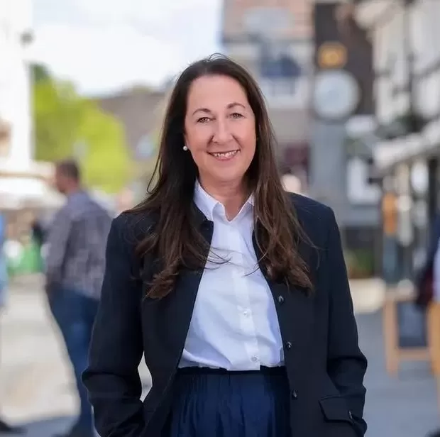 德国当选女市长在家中连遭13刀，伤势严重，15岁养子被戴上手铐-第6张图片-