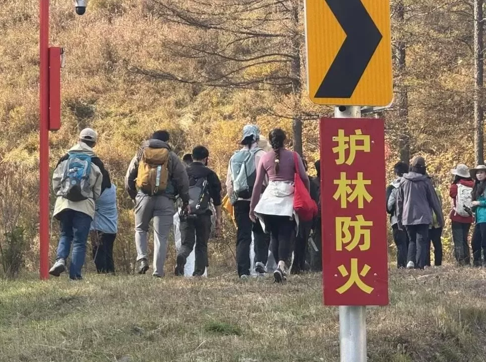 国庆节，逆行者堵死了通往景区的路-第4张图片-