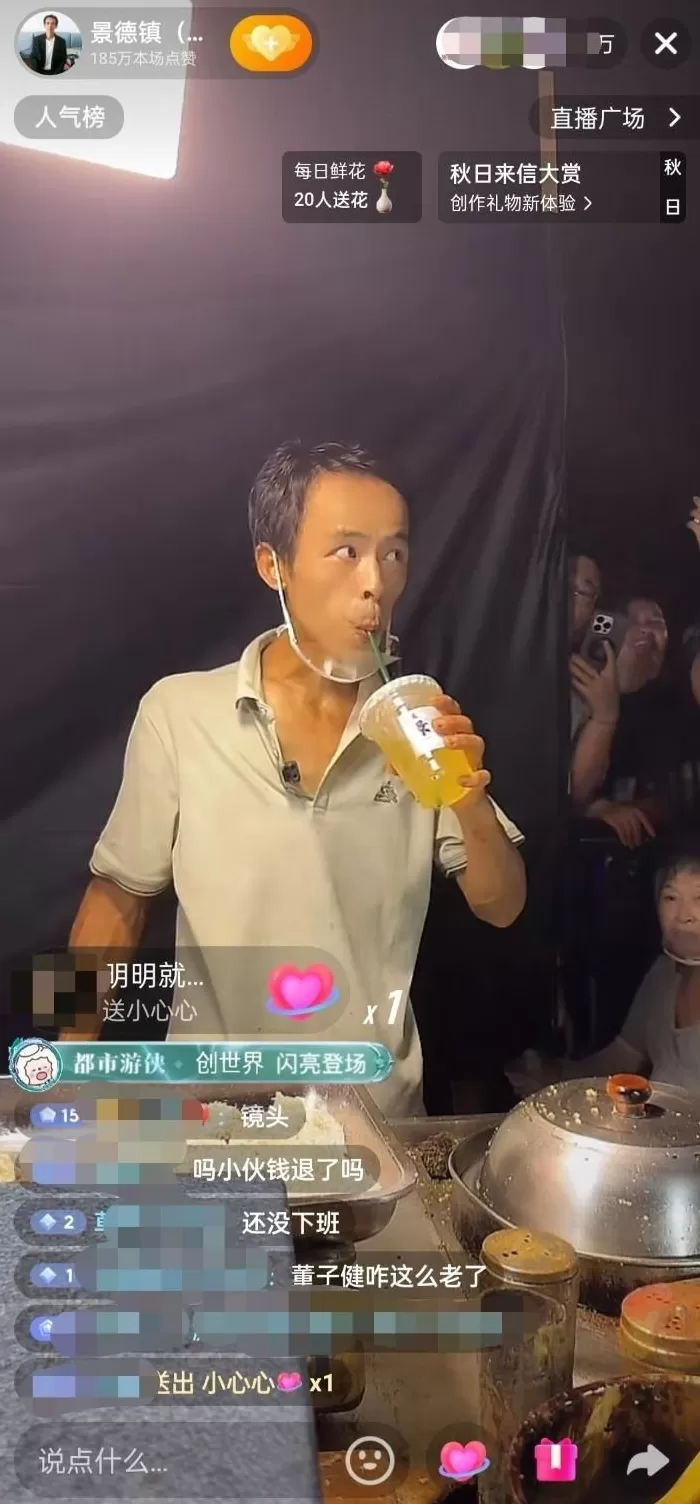长假临近结束，“鸡排大道”人流明显减少，“鸡排哥”下班提前了-第1张图片-