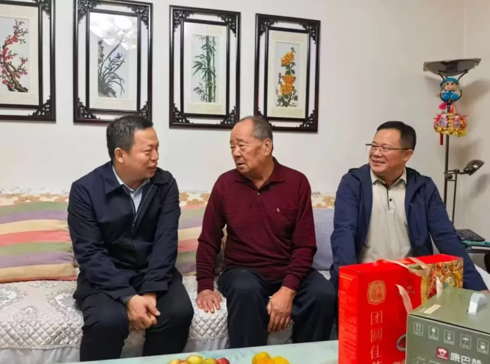 黄绍炜任哈密市委常委、政法委书记，曾获全国优秀党务工作者-第1张图片-