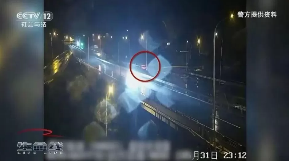 男子喝3斤白酒用智驾开车20公里，停在高速睡着了，被判处拘役一个月-第2张图片-