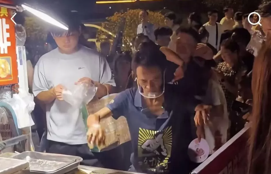 “鸡排哥”黄金周流量变“留量”，情绪经济是下一个万亿赛道？-第4张图片-