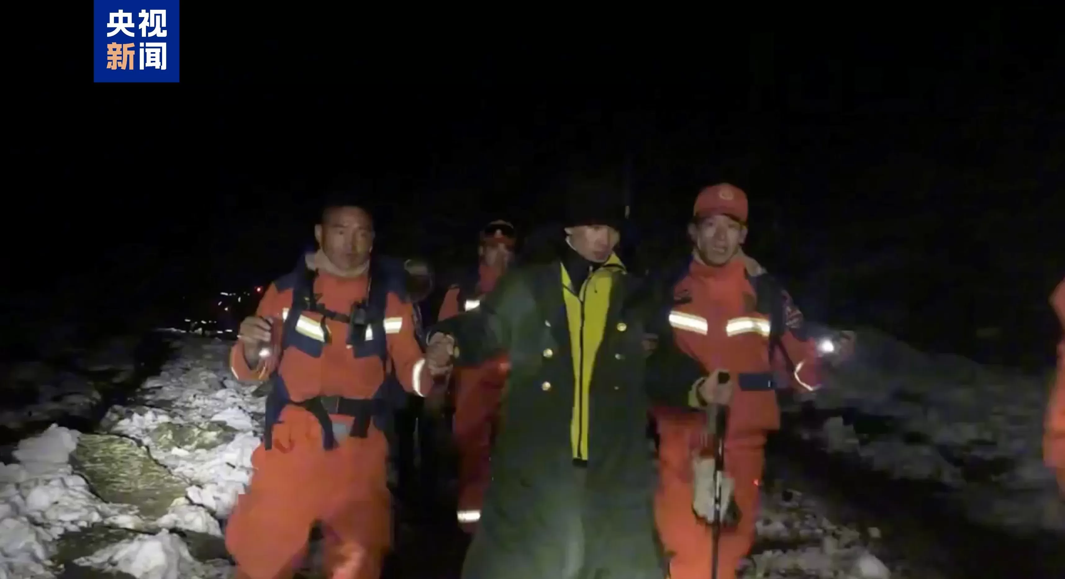 西藏定日县嘎玛沟最后一批徒步游客安全抵达曲当镇-第1张图片-