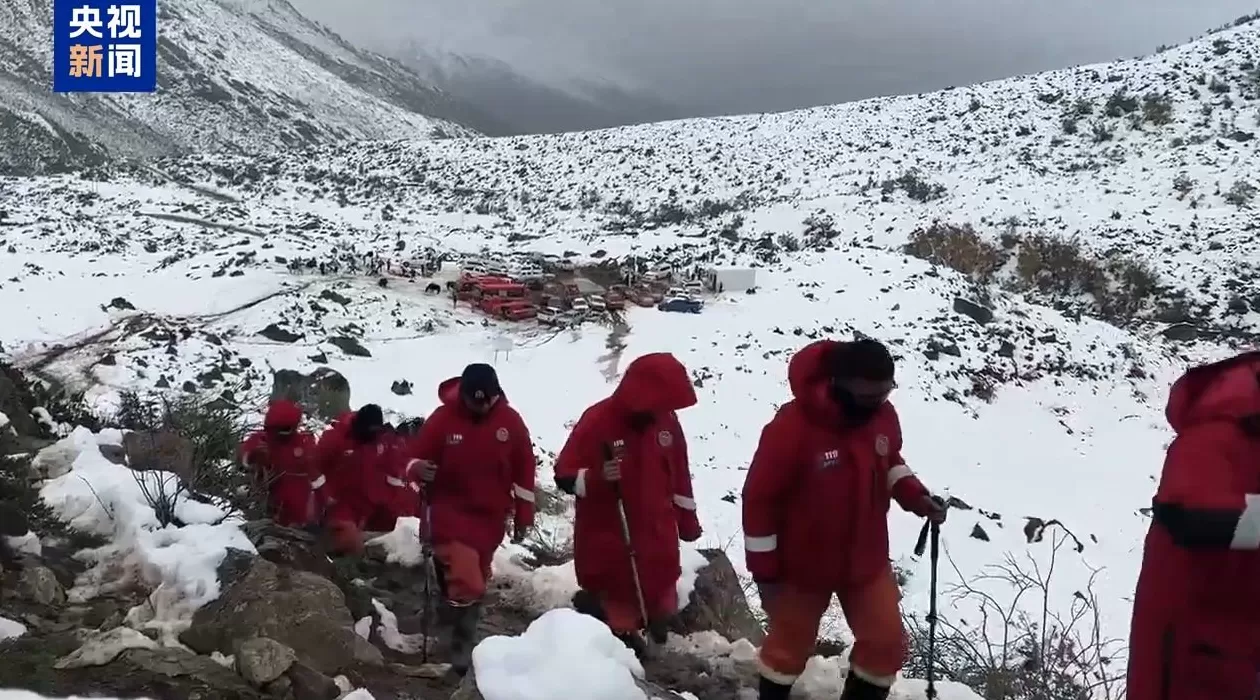 西藏定日县嘎玛沟最后一批徒步游客安全抵达曲当镇-第2张图片-