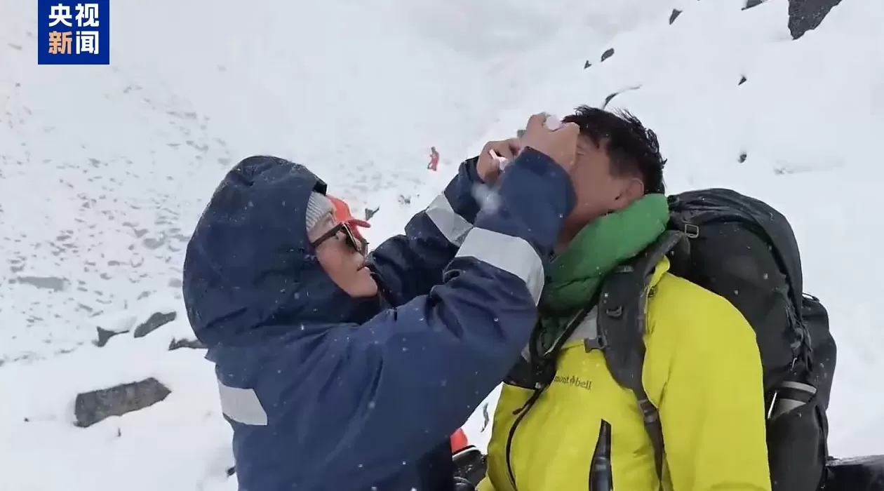 西藏定日县嘎玛沟最后一批徒步游客安全抵达曲当镇-第3张图片-