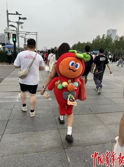 中青报聚焦包挂风潮：年轻人的背包仿佛挂满了整个世界-第2张图片-