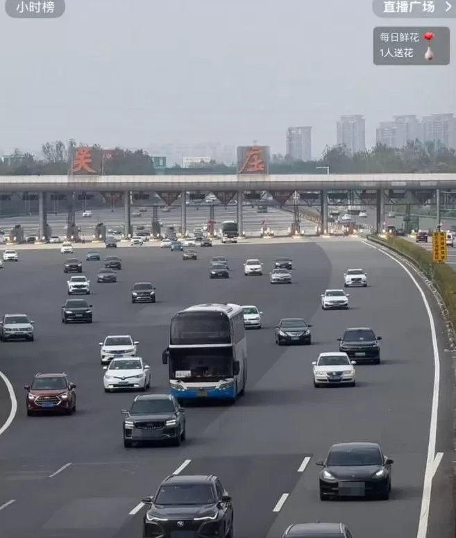 中国最大收费站安徽吴庄收费站挤满返程大军，出口24根车道几乎被填满-第5张图片-