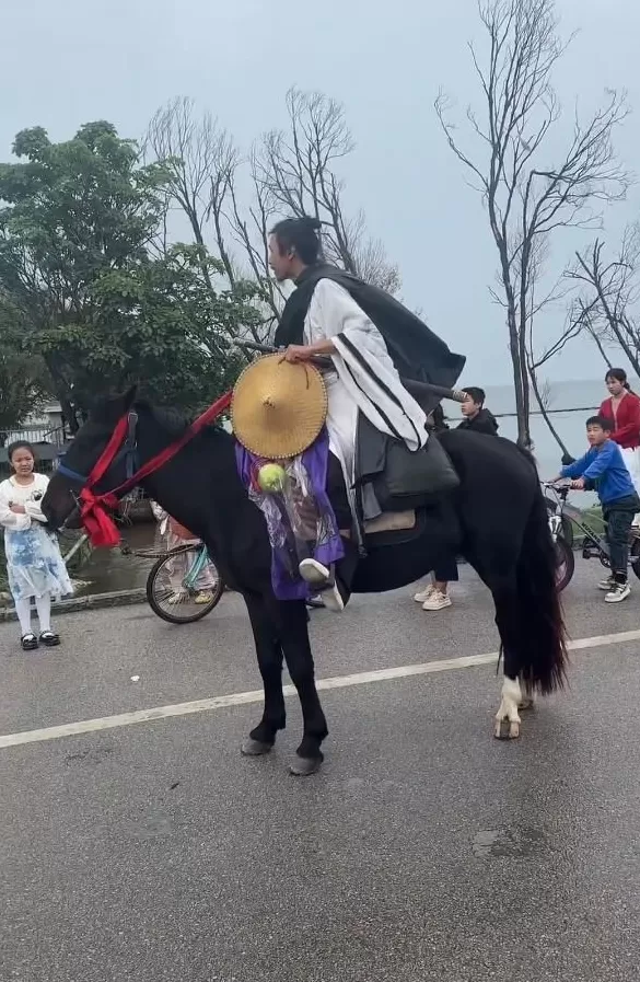 网红骑马强闯洱海廊道,保安上前阻止起冲突，当地回应：马匹是禁止入内-第6张图片-