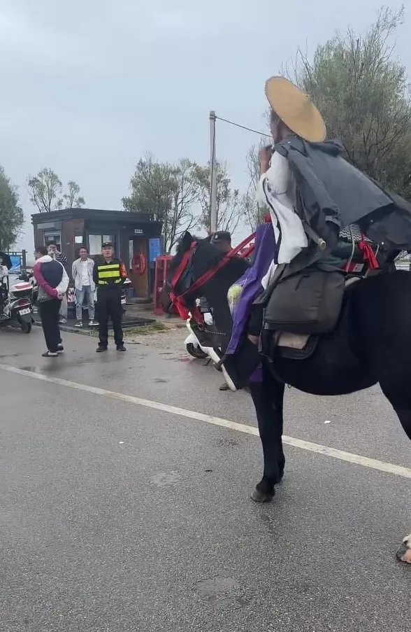 网红骑马强闯洱海廊道,保安上前阻止起冲突，当地回应：马匹是禁止入内-第5张图片-