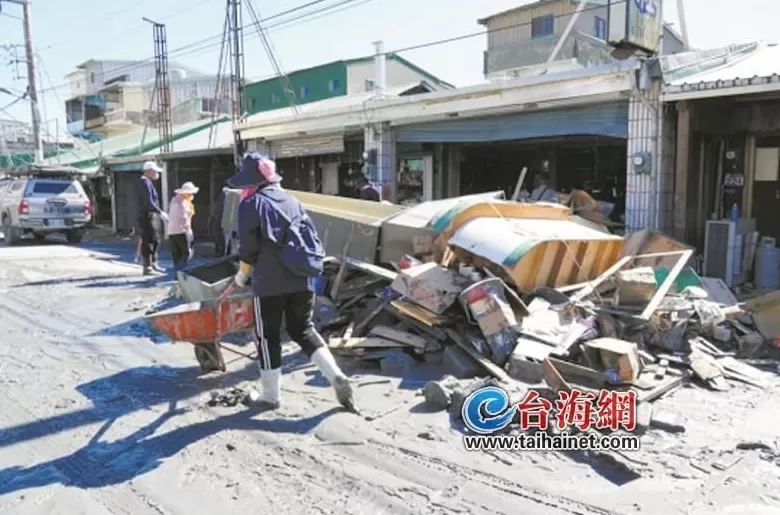 听民众诉苦“地板都拆掉了”竟回“这样反而好看啊”赖清德再赴花莲勘灾又失言遭批-第1张图片-