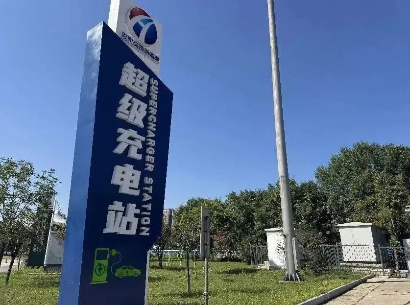 十一汽车众生相：堵在路上、耗在充电桩前，小米误触自己开走、阿维塔自燃火烧七车，网红车评人撞车-第6张图片-