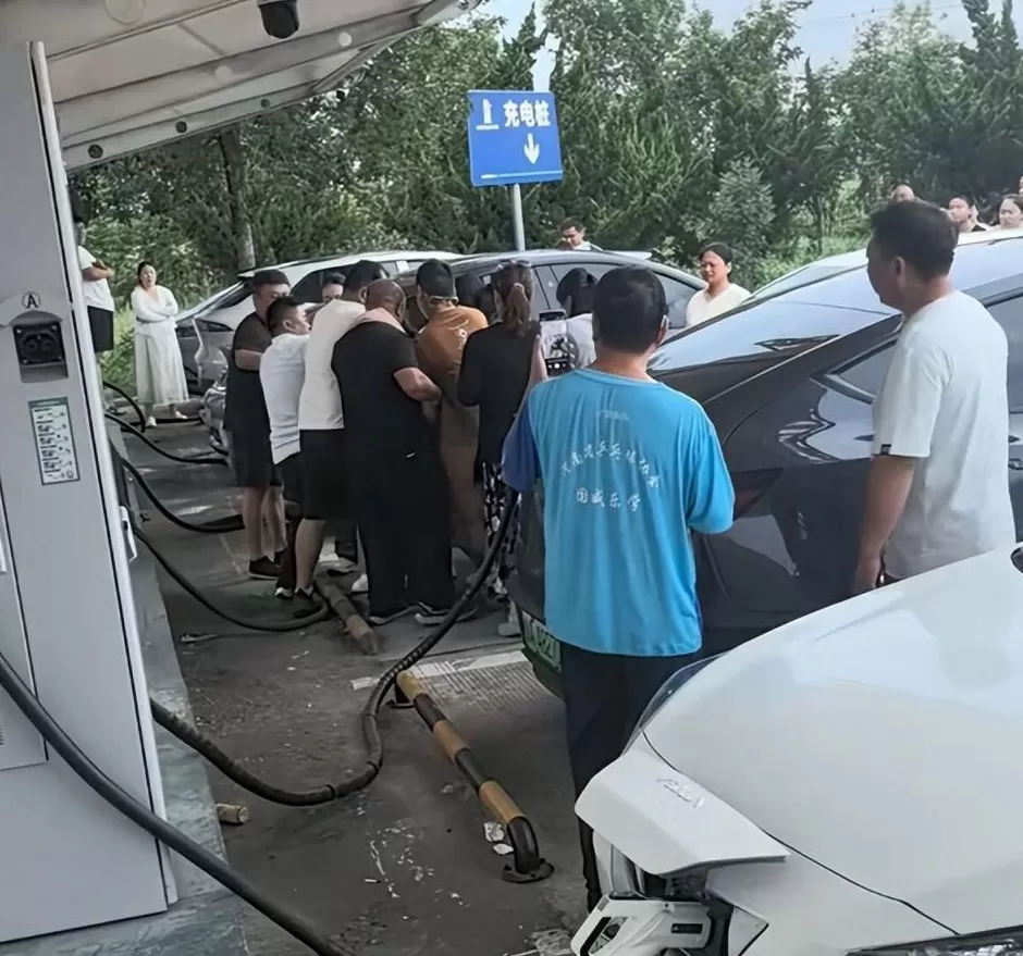 十一汽车众生相：堵在路上、耗在充电桩前，小米误触自己开走、阿维塔自燃火烧七车，网红车评人撞车-第5张图片-