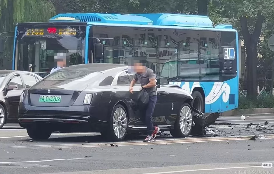十一汽车众生相：堵在路上、耗在充电桩前，小米误触自己开走、阿维塔自燃火烧七车，网红车评人撞车-第7张图片-