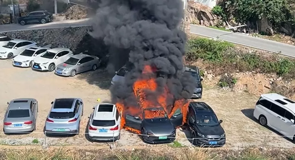 十一汽车众生相：堵在路上、耗在充电桩前，小米误触自己开走、阿维塔自燃火烧七车，网红车评人撞车-第9张图片-