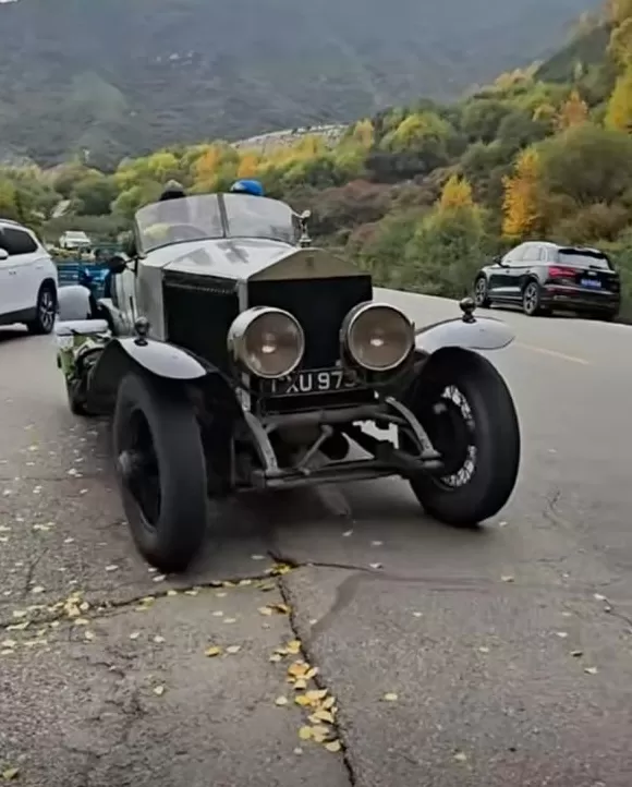 老外成青甘大环线“显眼包”：驾驶1929款劳斯莱斯幻影2代距今近百年-第2张图片-
