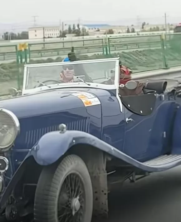 老外成青甘大环线“显眼包”：驾驶1929款劳斯莱斯幻影2代距今近百年-第5张图片-