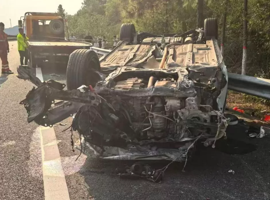 “我撒谎天打雷劈！”男子突然强行变道致四轮朝天翻车，反诬赖对方-第1张图片-