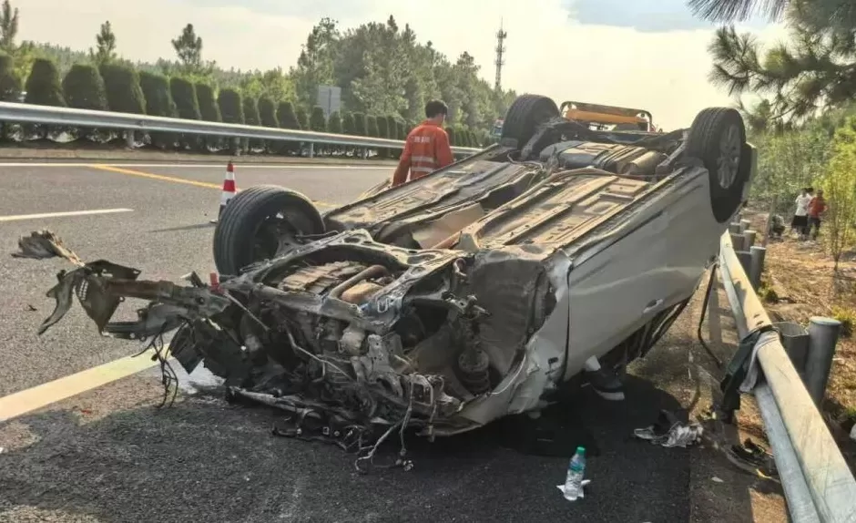 “我撒谎天打雷劈！”男子突然强行变道致四轮朝天翻车，反诬赖对方-第2张图片-