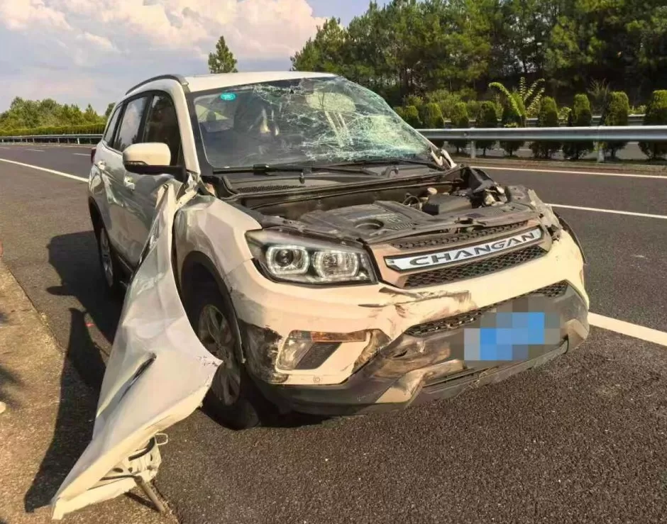 “我撒谎天打雷劈！”男子突然强行变道致四轮朝天翻车，反诬赖对方-第4张图片-