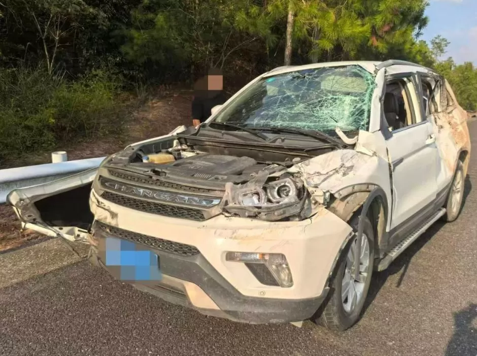 “我撒谎天打雷劈！”男子突然强行变道致四轮朝天翻车，反诬赖对方-第5张图片-