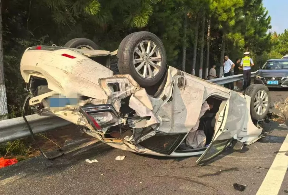 “我撒谎天打雷劈！”男子突然强行变道致四轮朝天翻车，反诬赖对方-第3张图片-