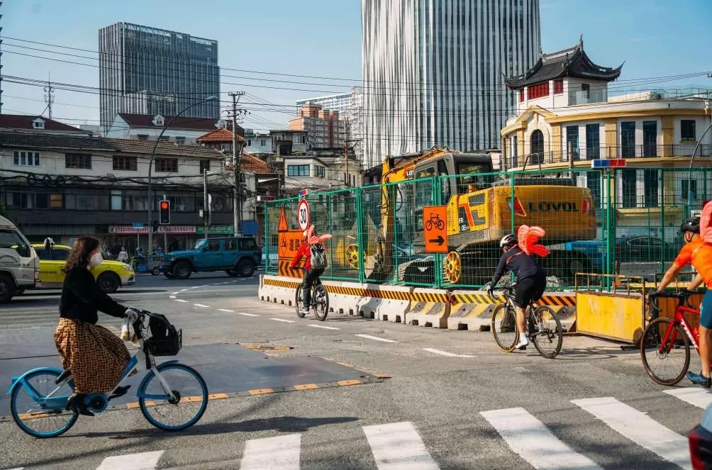 看展览｜陆元敏眼里的彩色上海：生活中好玩的东西都在细节里-第5张图片-