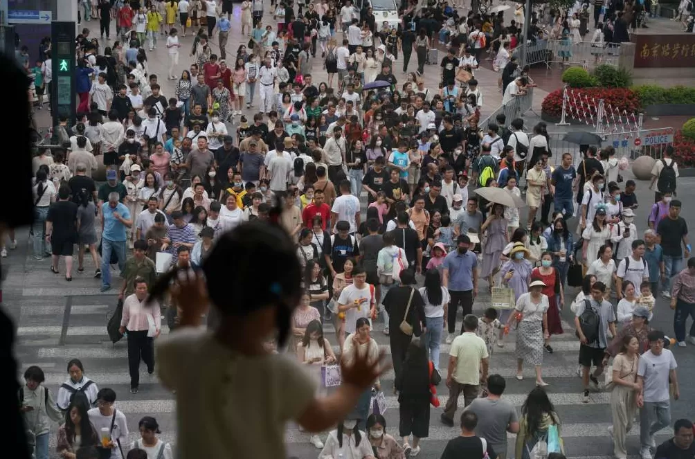 看展览｜陆元敏眼里的彩色上海：生活中好玩的东西都在细节里-第9张图片-