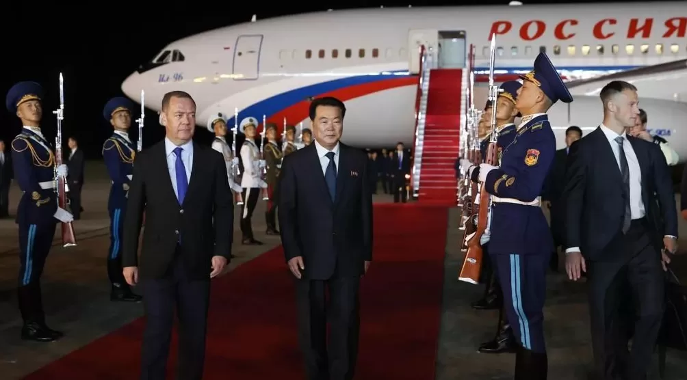 梅德韦杰夫抵朝鲜时发帖：朋友依然相伴，敌人则瑟缩颤抖-第1张图片-