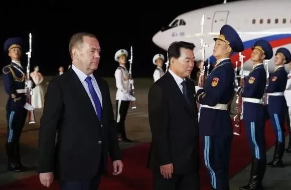 梅德韦杰夫抵朝鲜时发帖：朋友依然相伴，敌人则瑟缩颤抖-第2张图片-