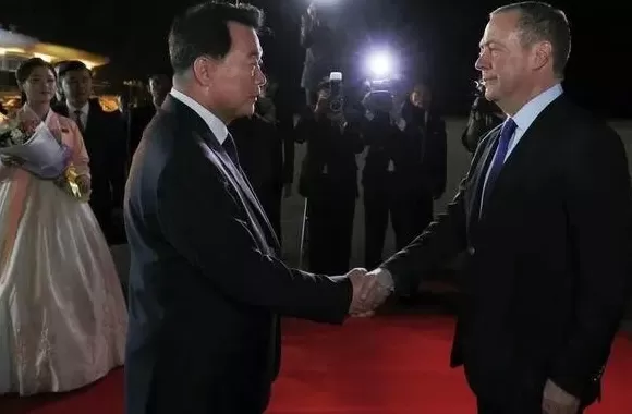 梅德韦杰夫抵朝鲜时发帖：朋友依然相伴，敌人则瑟缩颤抖-第3张图片-