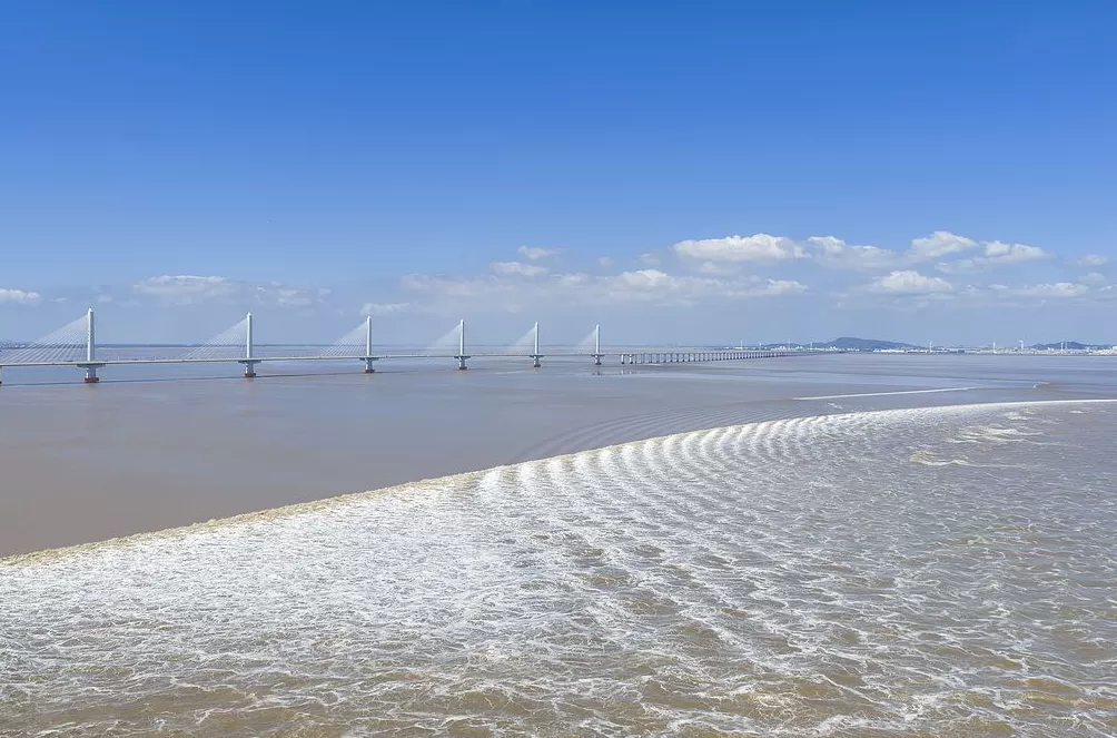 城事｜八月十八钱塘江潮如练，数万游客共赏“天下第一潮”-第1张图片-