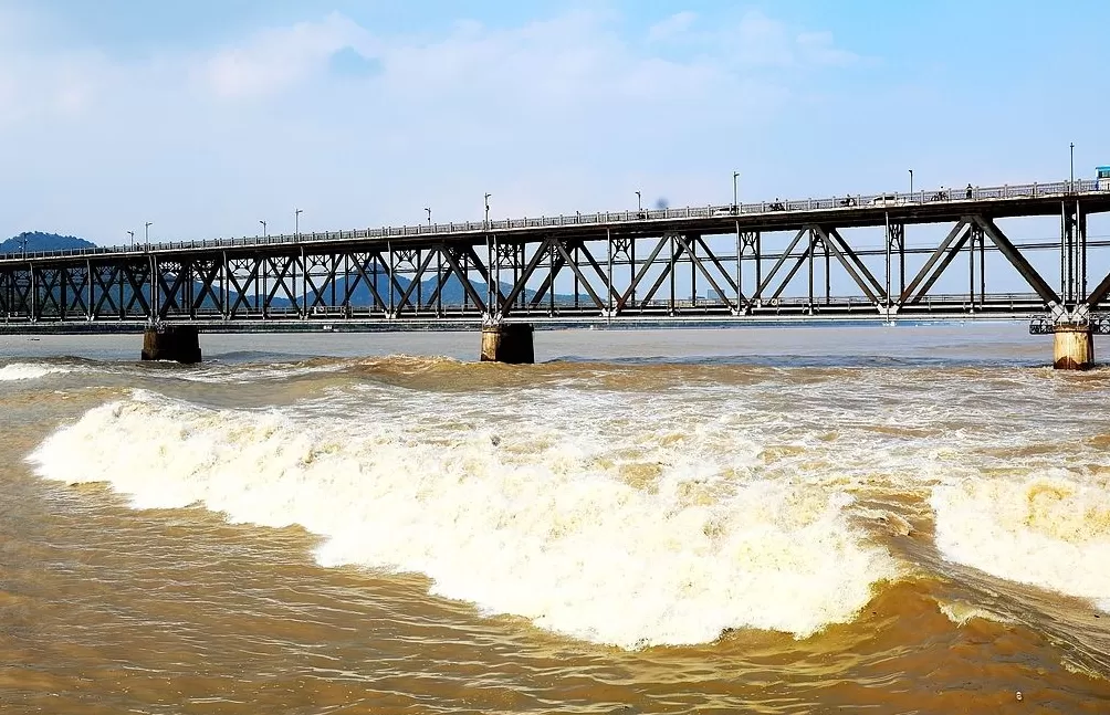 城事｜八月十八钱塘江潮如练，数万游客共赏“天下第一潮”-第3张图片-