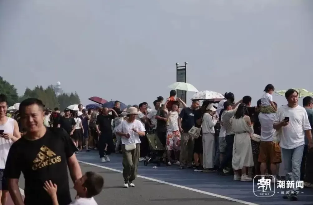 城事｜八月十八钱塘江潮如练，数万游客共赏“天下第一潮”-第5张图片-