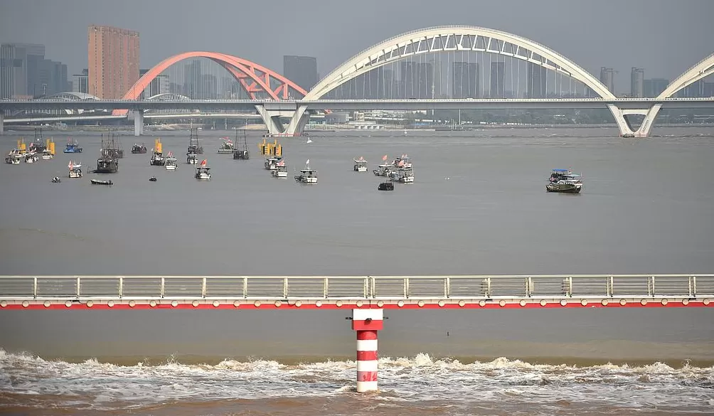 城事｜八月十八钱塘江潮如练，数万游客共赏“天下第一潮”-第4张图片-