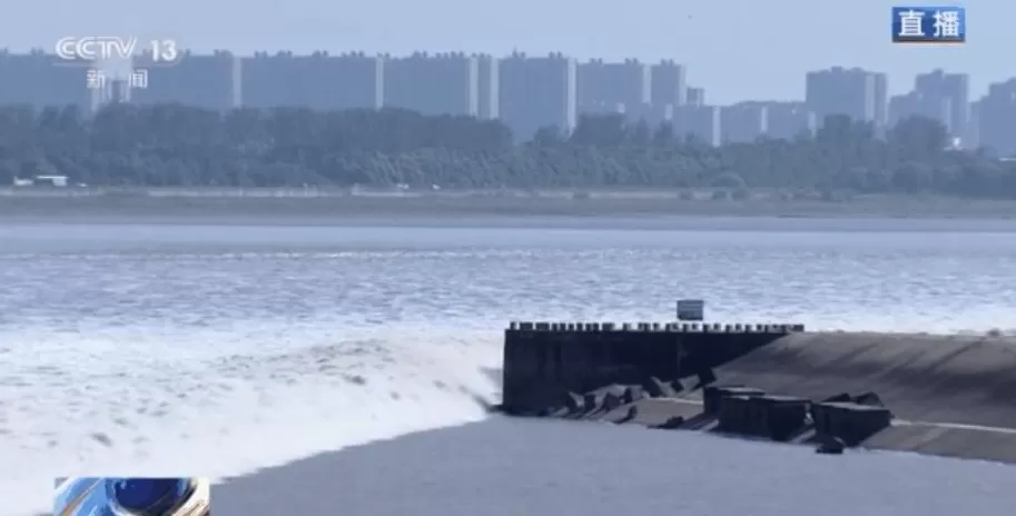 最佳视角看潮水与大坝正面交锋-第3张图片-