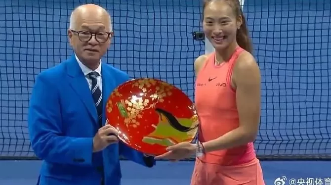 郑钦文因肘部受伤退出WTA500东京站-第3张图片-