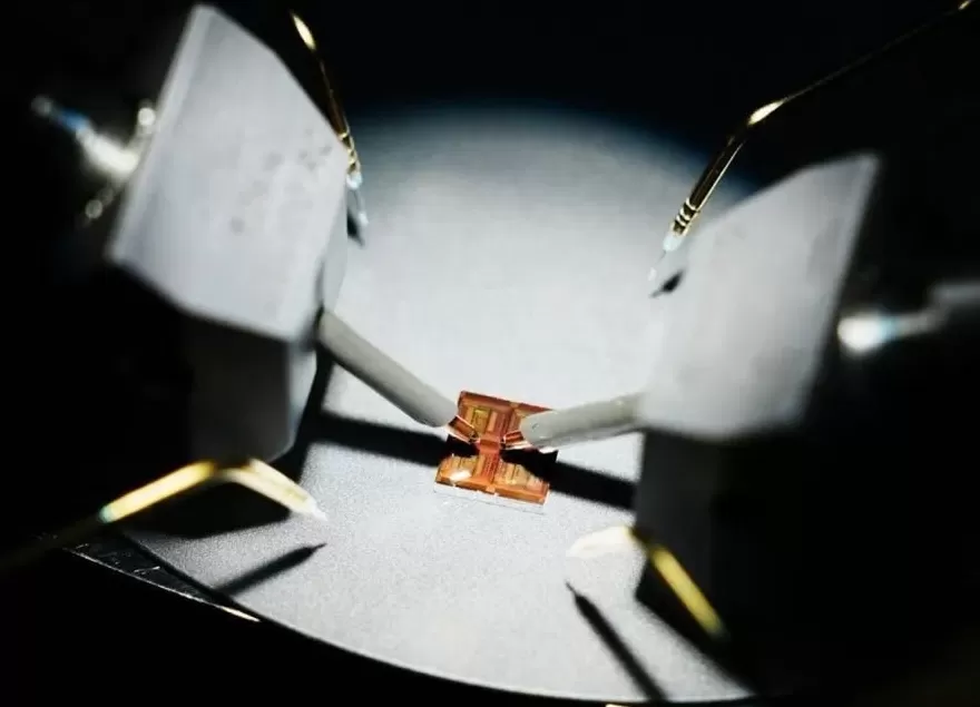 全球首颗，复旦团队研发二维-硅基混合架构闪存芯片-第1张图片-