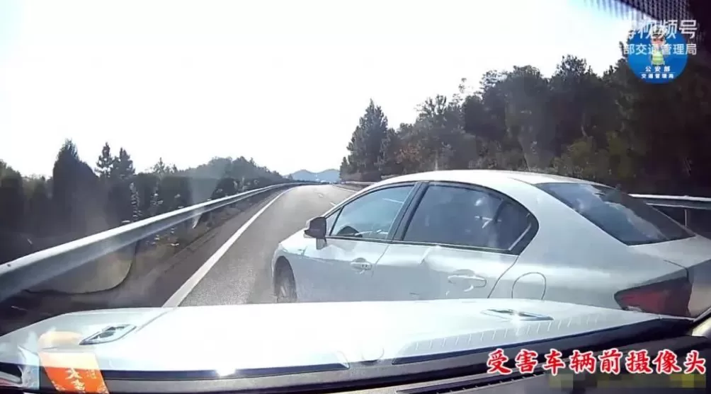 男子强行变道翻车反诬赖对方-第1张图片-
